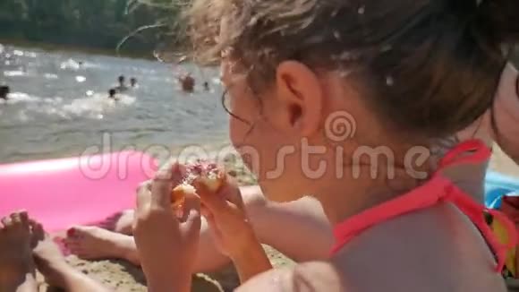 少女吃三明治海滩度假慢视频视频的预览图