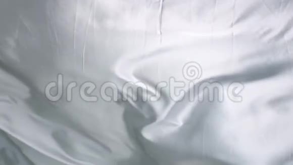 丝绸床单像波浪一样移动视频的预览图