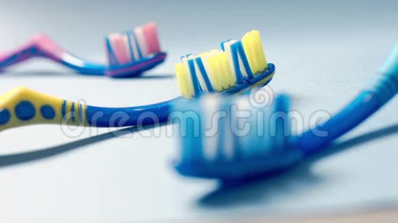 牙刷和牙膏视频的预览图