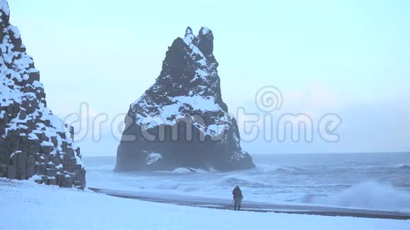 冰岛维克黑沙滩的摄影师视频的预览图