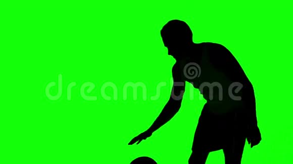 一个人在绿色屏幕上扔篮球的剪影视频的预览图