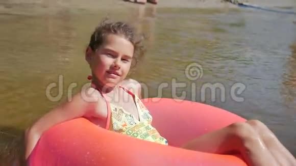 少年女孩漂浮橡皮圆盘河暑假慢视频视频的预览图