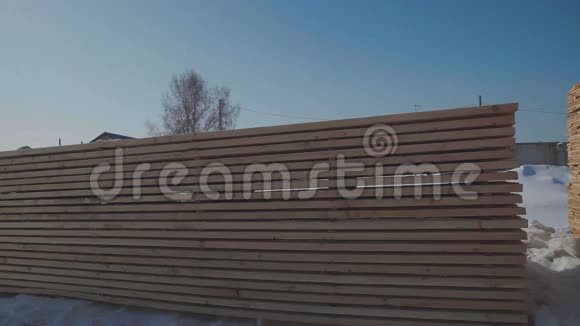 在蓝天和白雪的背景下矗立在街道上的建筑板视频的预览图