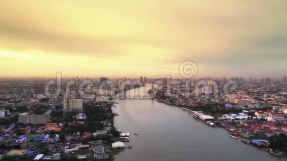 建筑物和潮法拉河日落在曼谷市泰国4K城景VDO视频的预览图