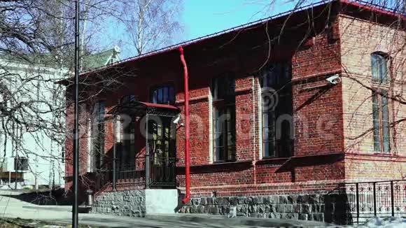 春天红砖砌成的老建筑的门廊视频的预览图