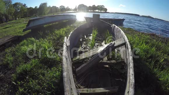 春湖沿岸的旧木船4K视频的预览图