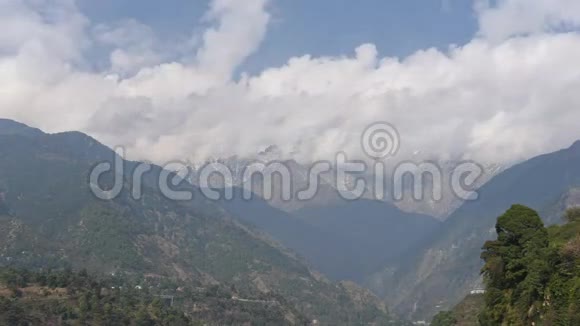喜马拉雅山和蓝天上空白色美丽的云的时间流逝顺序视频的预览图