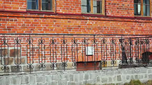 红砖房墙和装饰围栏视频的预览图