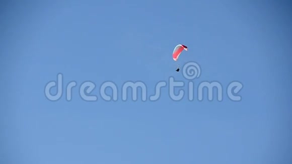 单滑翔伞蓝天视频的预览图