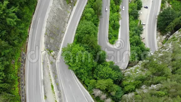 弯曲的道路有汽车和美丽的森林景观罗马尼亚Bicazgorges视频的预览图