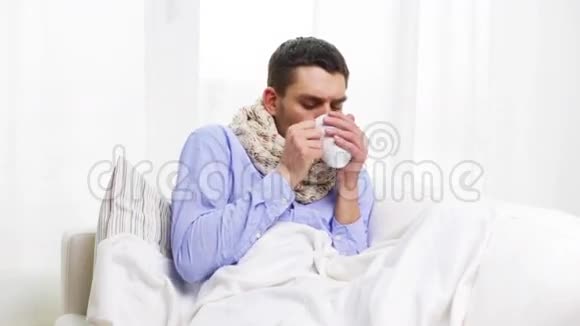 流感病人在家喝热茶视频的预览图