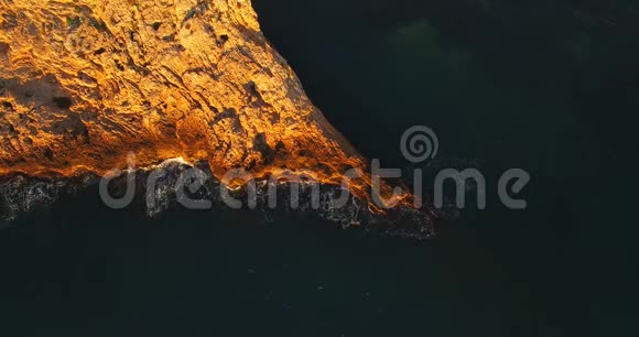 美丽的悬崖和大海的空中视频的预览图