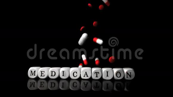 不同的药片落在骰子拼写药物前面视频的预览图