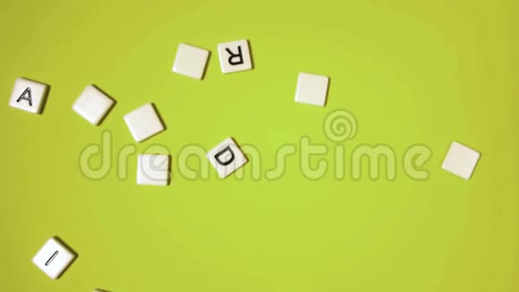 塑料字母蹦蹦跳跳地拼出生日快乐视频的预览图