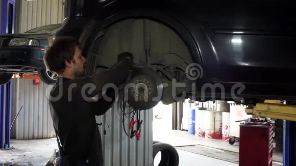 男工在工作时修理汽车制动系统视频的预览图