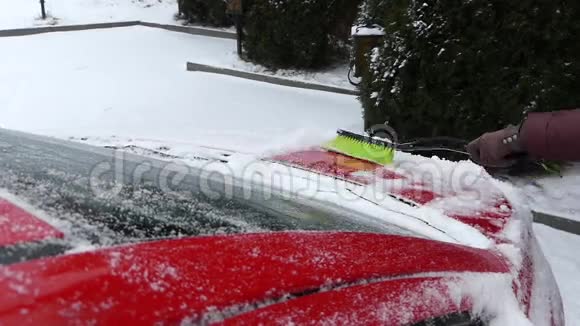 绿刷清扫红车上积雪实时行动冬天视频的预览图