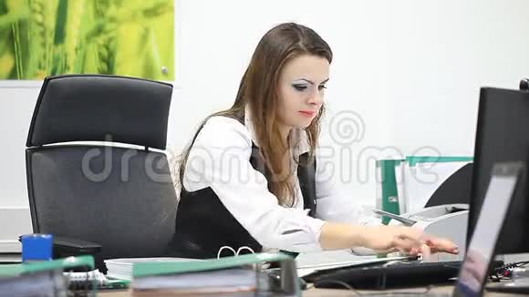 办公室或银行工作场所的年轻女孩视频的预览图