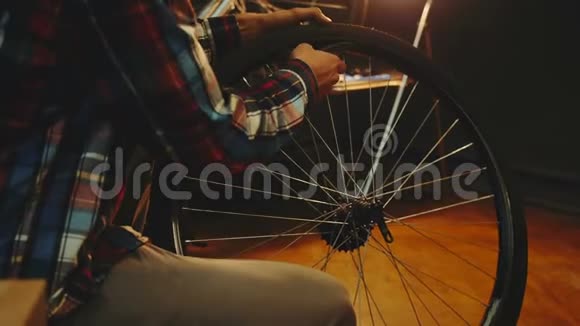 自行车车间视频的预览图