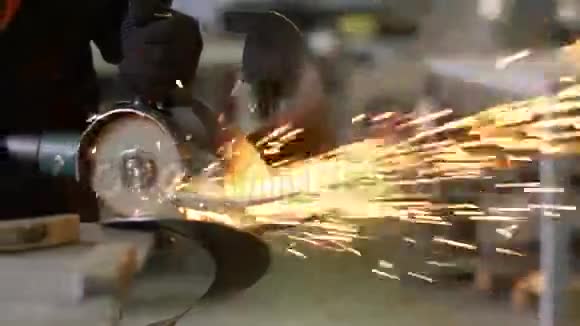 人工作圆锯热金属产生的火花视频的预览图