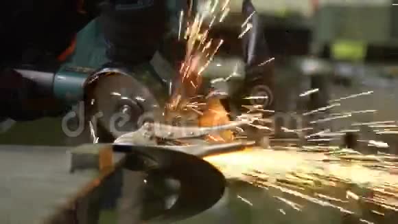 人工作圆锯热金属产生的火花视频的预览图