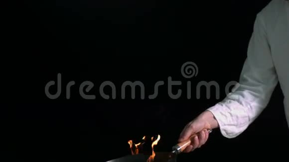 小火盆里烧着的辣椒视频的预览图