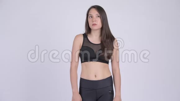 年轻貌美的多民族女性准备去健身房视频的预览图