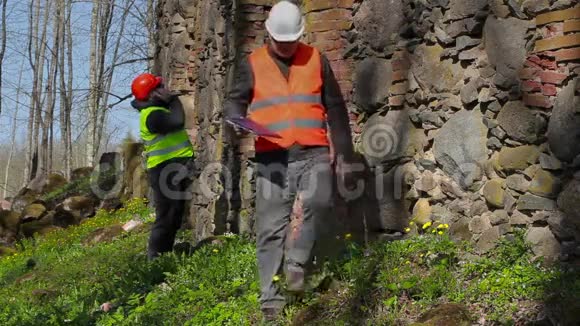 建筑检查员检查古墙修复前的检查视频的预览图