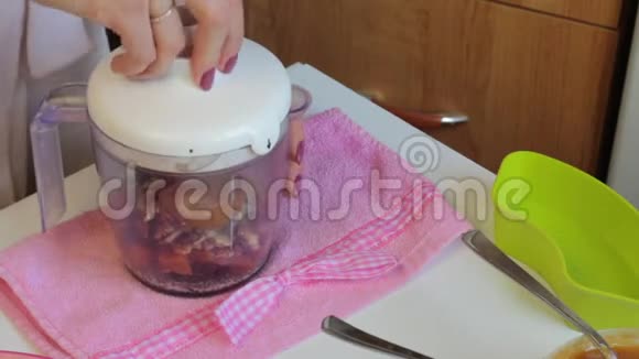 一个女人关上搅拌机切碎做糖果的原料视频的预览图