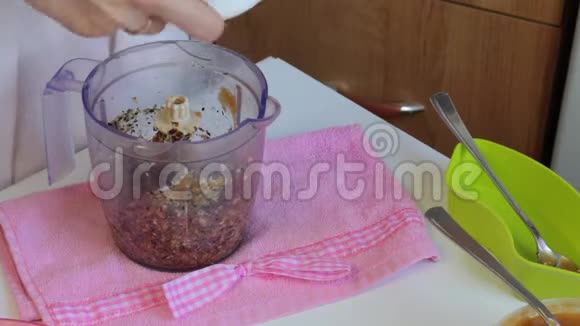 一个女人关上搅拌机切碎做糖果的原料视频的预览图