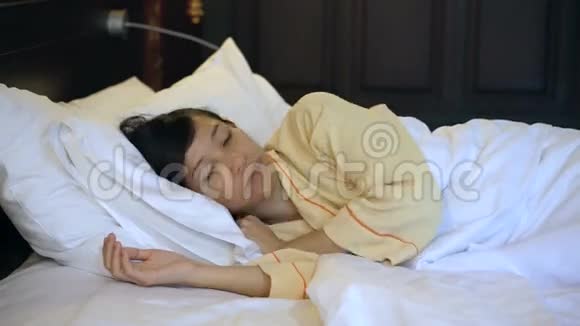 视频亚洲女人在床上失眠和思考生活视频的预览图