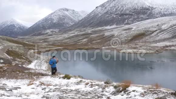 一个人带着背包在山公园旅行视频的预览图