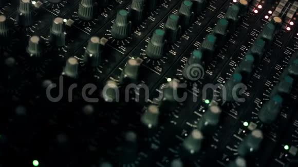 混合控制台桌上EQ旋钮的特写镜头视频的预览图