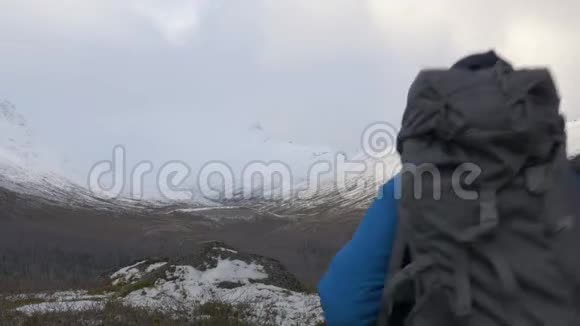 一个人带着背包在山公园旅行视频的预览图