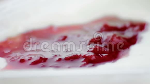 勺子上的健康草莓和白色酸奶特写健康食品的概念视频的预览图
