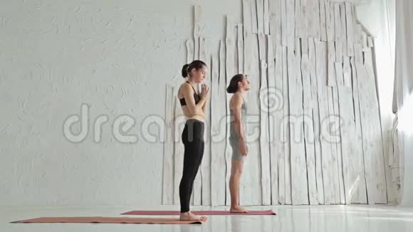 有运动的男人和女人做瑜伽视频的预览图