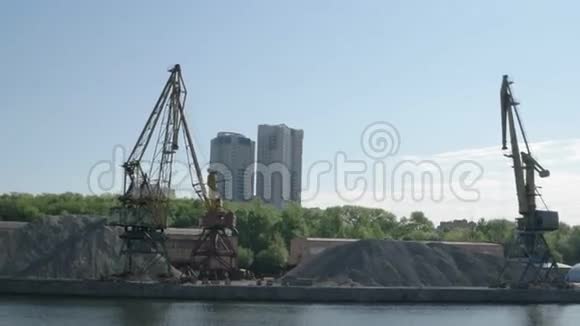 古老的港口起重机在河边靠岸视频的预览图