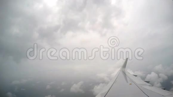 在热带风暴云上飞行视频的预览图