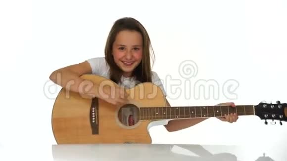 年轻女孩弹木吉他视频的预览图