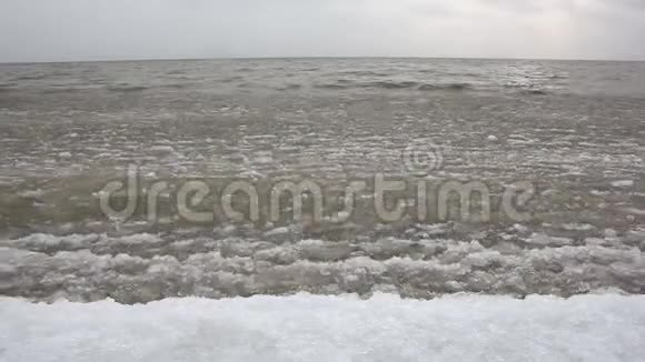 俄罗斯奥布水库秋季在河上形成冰视频的预览图