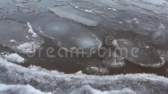 俄罗斯奥布水库秋季在河流上形成冰视频的预览图