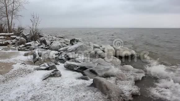 俄罗斯奥布水库秋季在河上形成冰视频的预览图