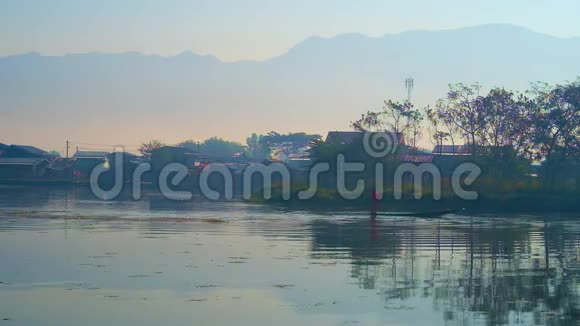 上午在缅甸Nyaungshwe的山湖上视频的预览图