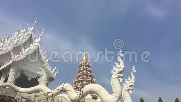 在蓝色多云的天空背景下白庙和佛塔的时间流逝泰国蒋瑞视频的预览图