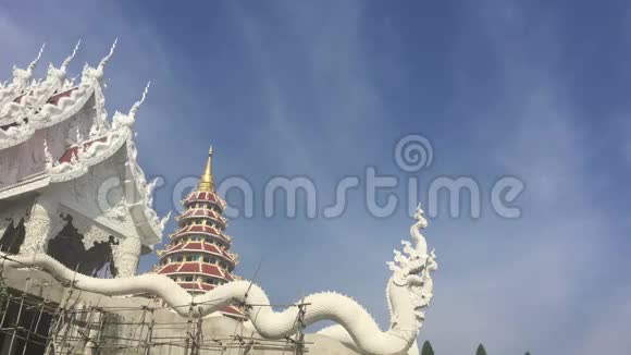 在蓝色多云的天空背景下白庙和佛塔的时间流逝泰国蒋瑞视频的预览图