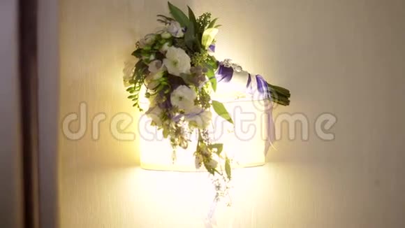 美丽的新娘花束躺在明亮的看台上视频的预览图