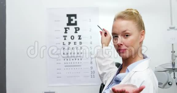 女性验光师指着眼图视频的预览图