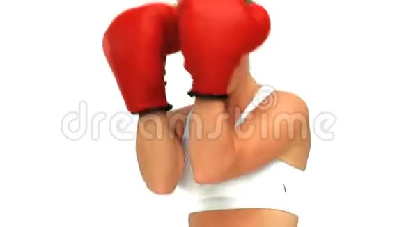 有活力的女人戴着红色拳击手套视频的预览图
