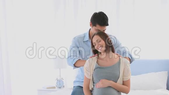 给怀孕的妻子按摩的男人视频的预览图