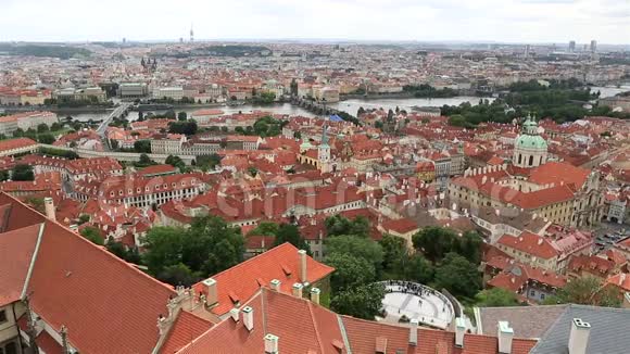 布拉格的历史中心从圣维特斯大教堂塔看视频的预览图
