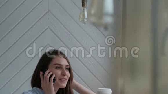 女人用手机说话视频的预览图